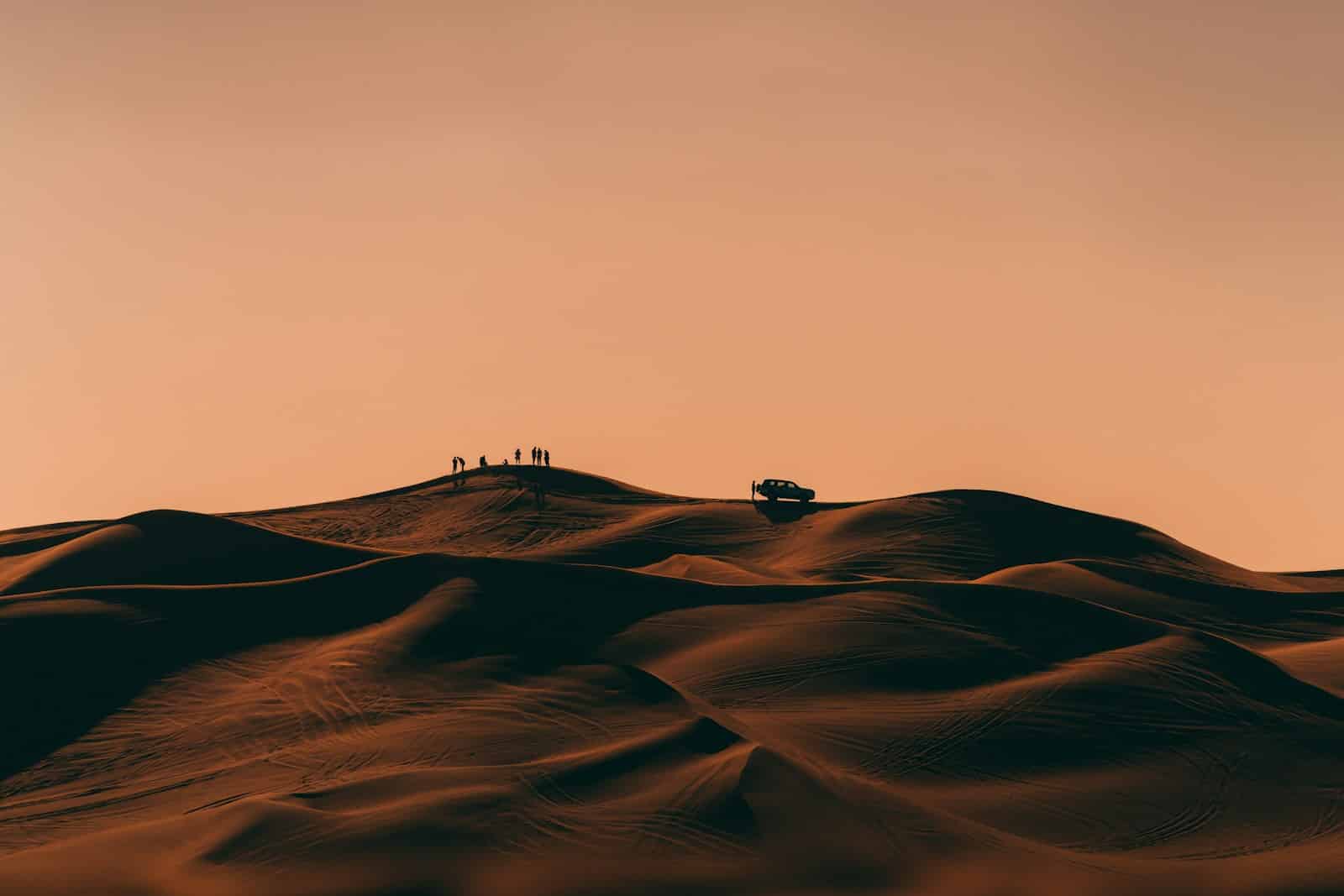 Perspective: Les enjeux politiques et diplomatiques au Proche-Orient en 2025 people walking on desert during daytime
