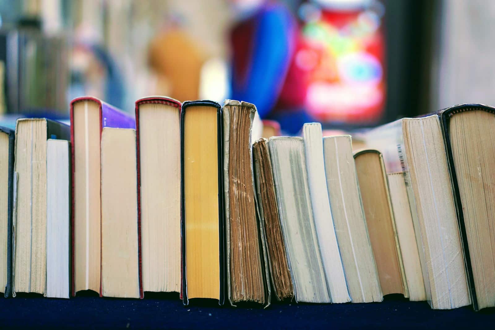 Malgré les défis, la littérature libanaise continue d’exister book lot on table