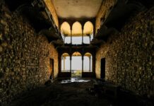 Revue de presse du 14/02/25: le Liban sous pression internationale brown and black brick hallway