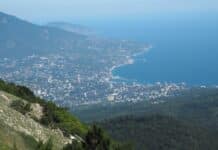 Yalta 2.0 : les États-Unis et la Russie redéfinissent-ils l’ordre mondial ? a view of a city from a mountain top
