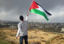 Revue de presse du 05/02/25: Tollé après que Trump et Netanyahou se soient déclarés favorables à une relocalisation forcée des Palestiniens man waving flag