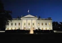 Les États-Unis et le Liban : pourquoi Washington reste en retrait ? white concrete building during night time