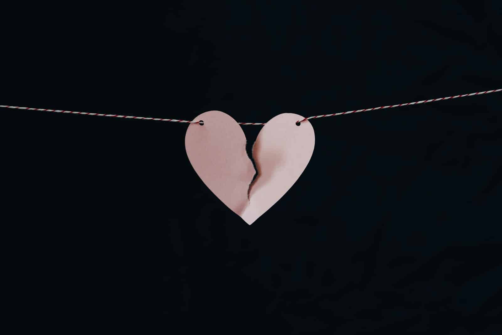 FocusLiban: la montée du divorce, symptôme d’une société en mutation broken heart hanging on wire