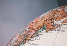 Perspective: L’influence des puissances étrangères sur la politique libanaise, un pays sous tutelle permanente white and brown printed paper