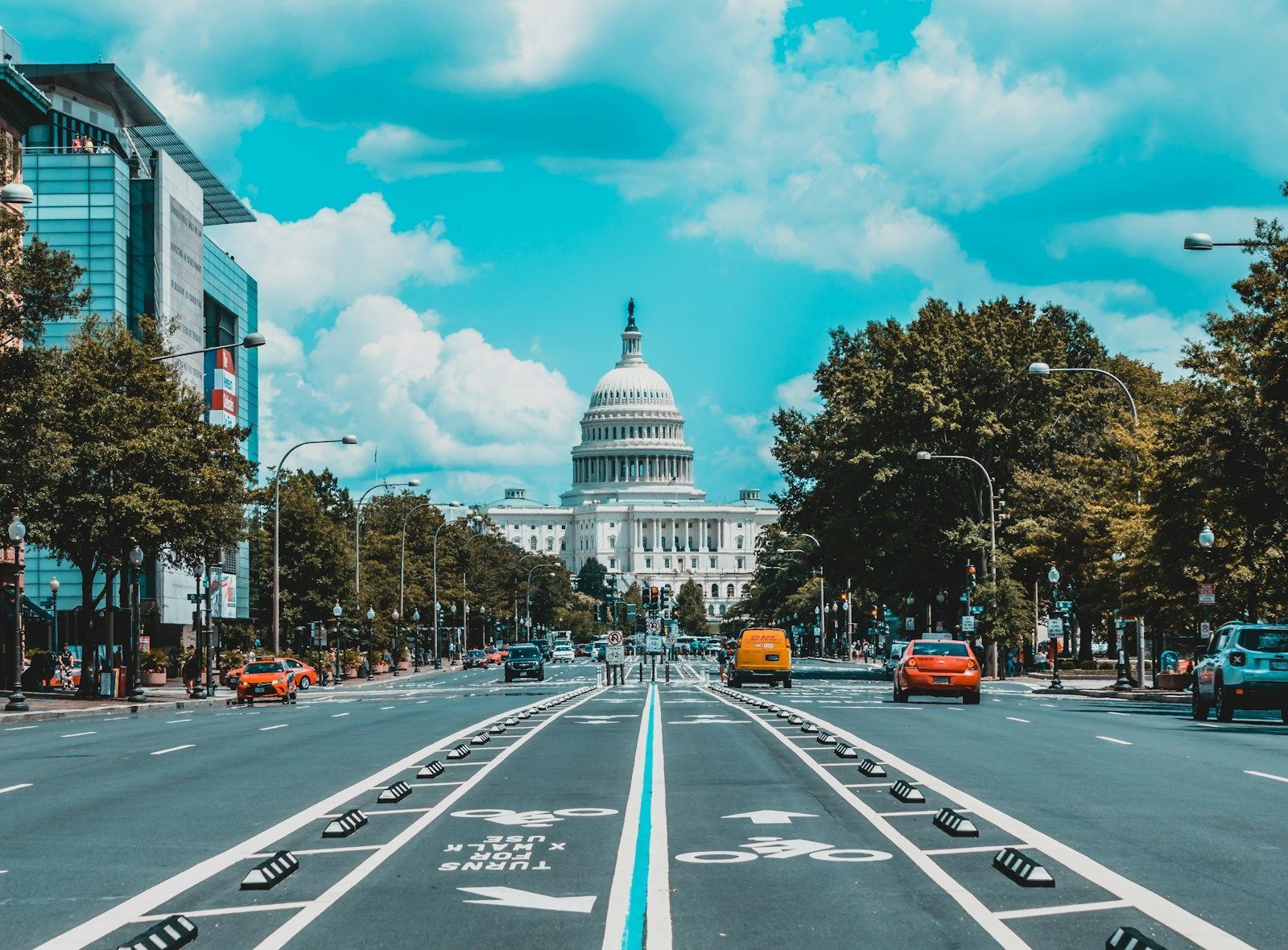 Dans la presse: Résolution 1701, les États-Unis conditionnent leur aide militaire au Liban wide road with vehicle traveling with white dome building
