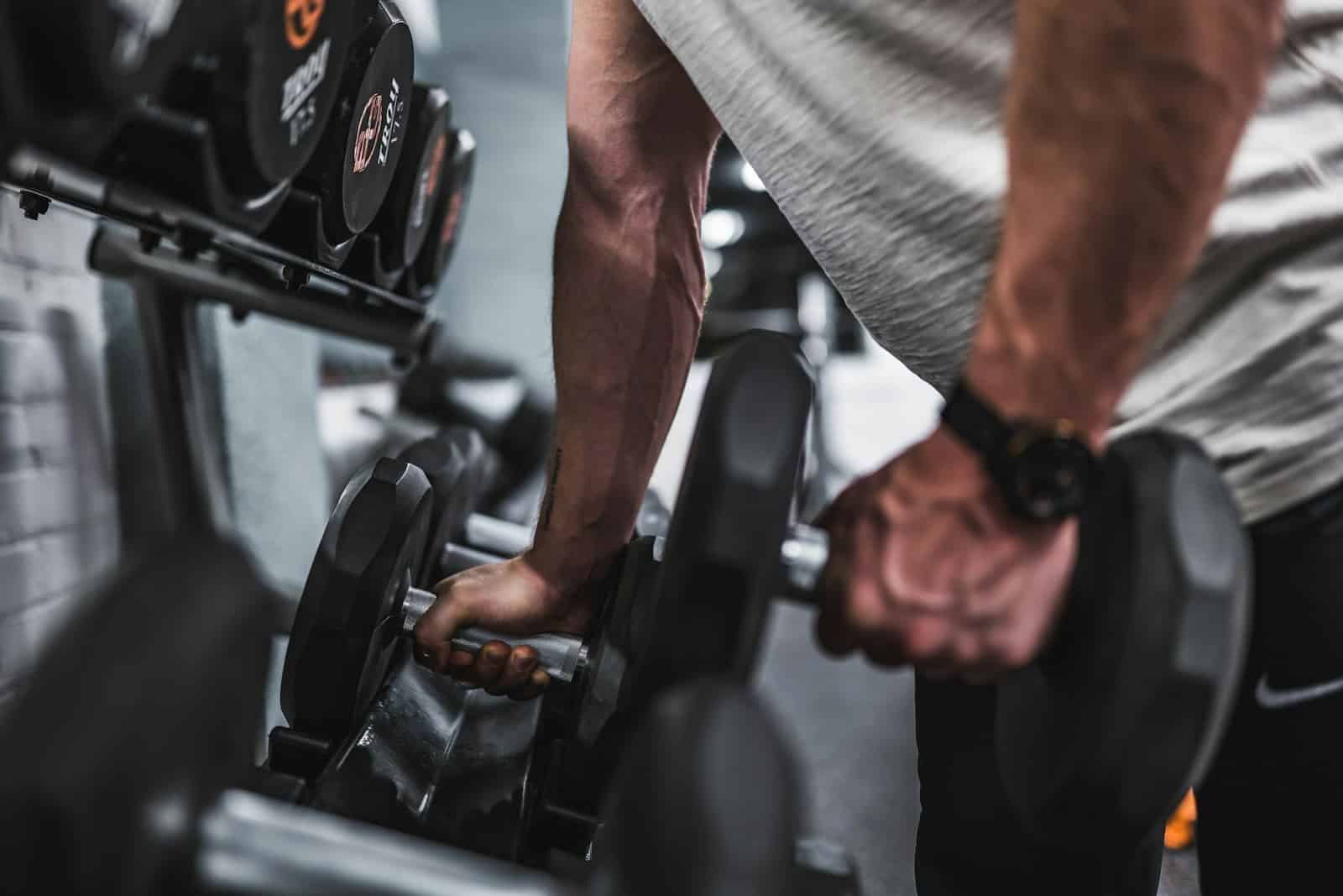 Crise au Liban : quand les salles de sport défient la médecine en ruines person in gray shirt holding black dumbbell