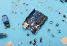 Tensions commerciales : Pékin contre-attaque face aux sanctions américaines blue and black circuit board