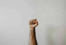 La diplomatie libanaise face à l’intransigeance israélienne : quels leviers d’action ? persons right foot on white wall