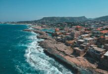 Revue de presse du 04/02/25: le blocage de la formation du gouvernement persiste aerial view of city near body of water during daytime
