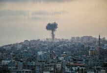 Dans la presse: Donald Trump et Gaza, un projet de « transfert » aux relents de nettoyage ethnique smoke billows from a factory in a city