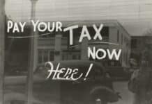 Focus: Le système fiscal libanais est-il viable à long terme ? a sign that says pay your tax now here