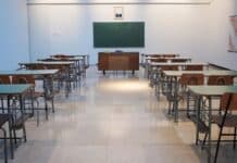 Les Nations unies allouent 56 millions de dollars à l’éducation au Liban en 2024 un soutien insuffisant face à la crise brown wooden table and chairs