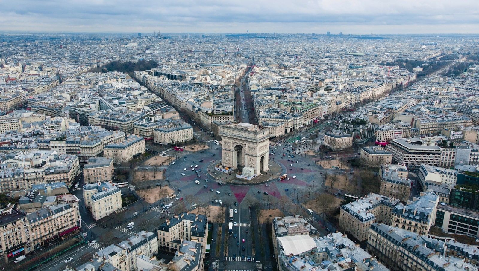 Houmous et taboulé version luxe : la cuisine libanaise s’empare des étoilés aerial view photography of city