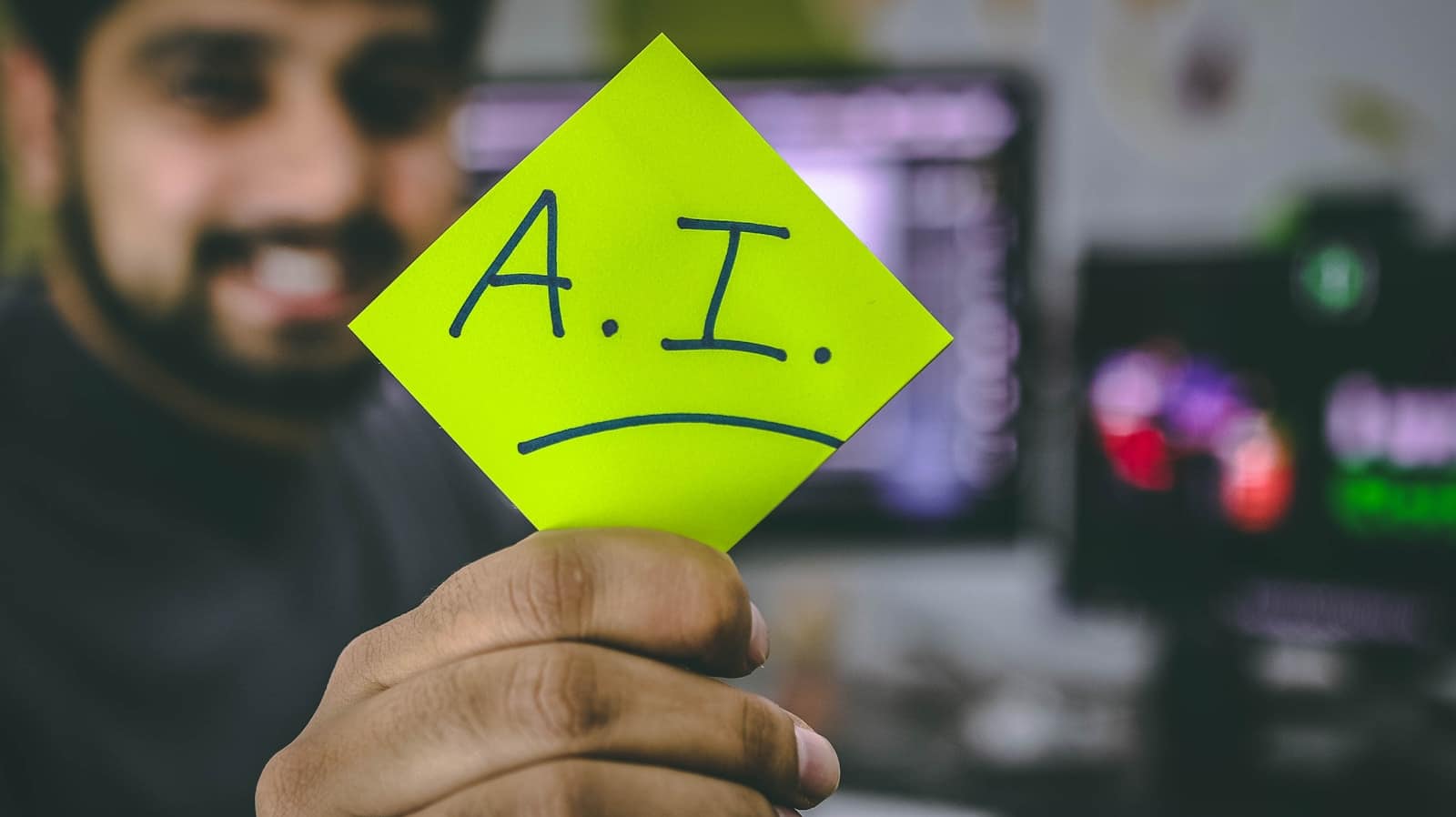 L’intelligence artificielle au Liban : un moteur de transformation numérique en plein essor person holding green paper