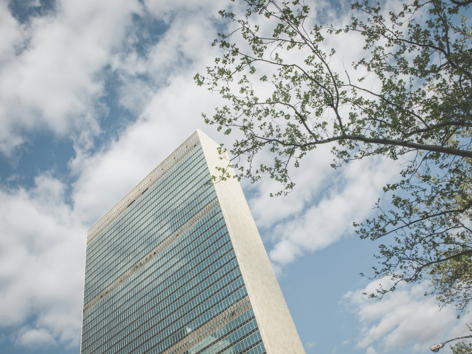 L’ONU met en garde contre une instabilité prolongée au Liban brown concrete building under blue sky during daytime