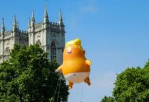Un retour de Trump qui inquiète la scène internationale yellow balloon near white concrete building during daytime