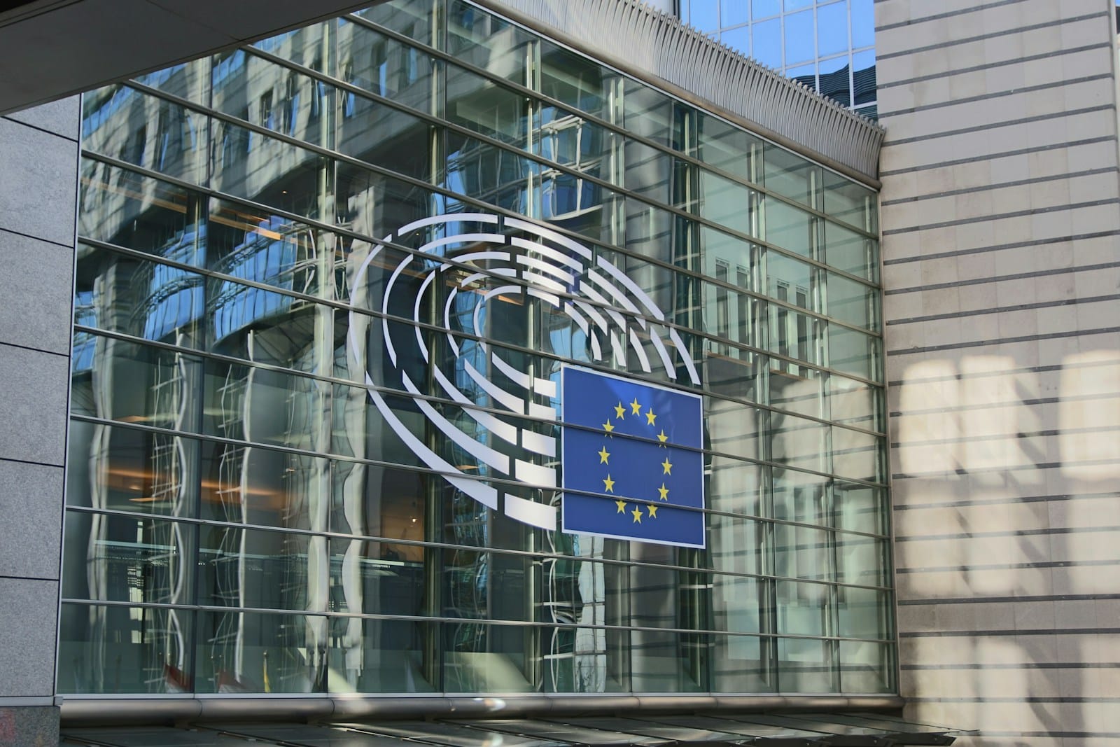 Le Liban et l’Union européenne : quels leviers diplomatiques face à Israël ? glass walled building during daytime