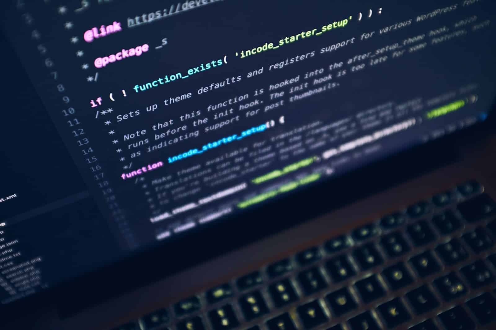 Entre opportunités et défis, quel avenir pour le secteur technologique au Liban ? turned on gray laptop computer