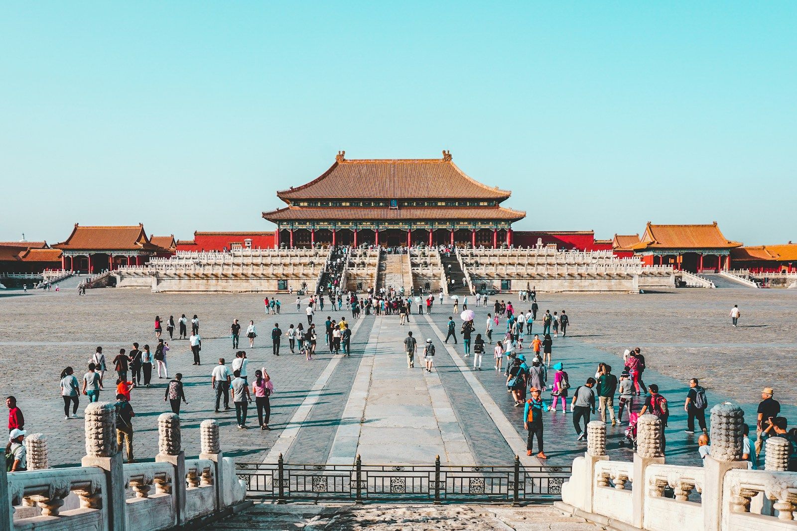 Expansion chinoise au Moyen-Orient : une menace pour les États-Unis et l’Europe ? people at Forbidden City in China during daytime