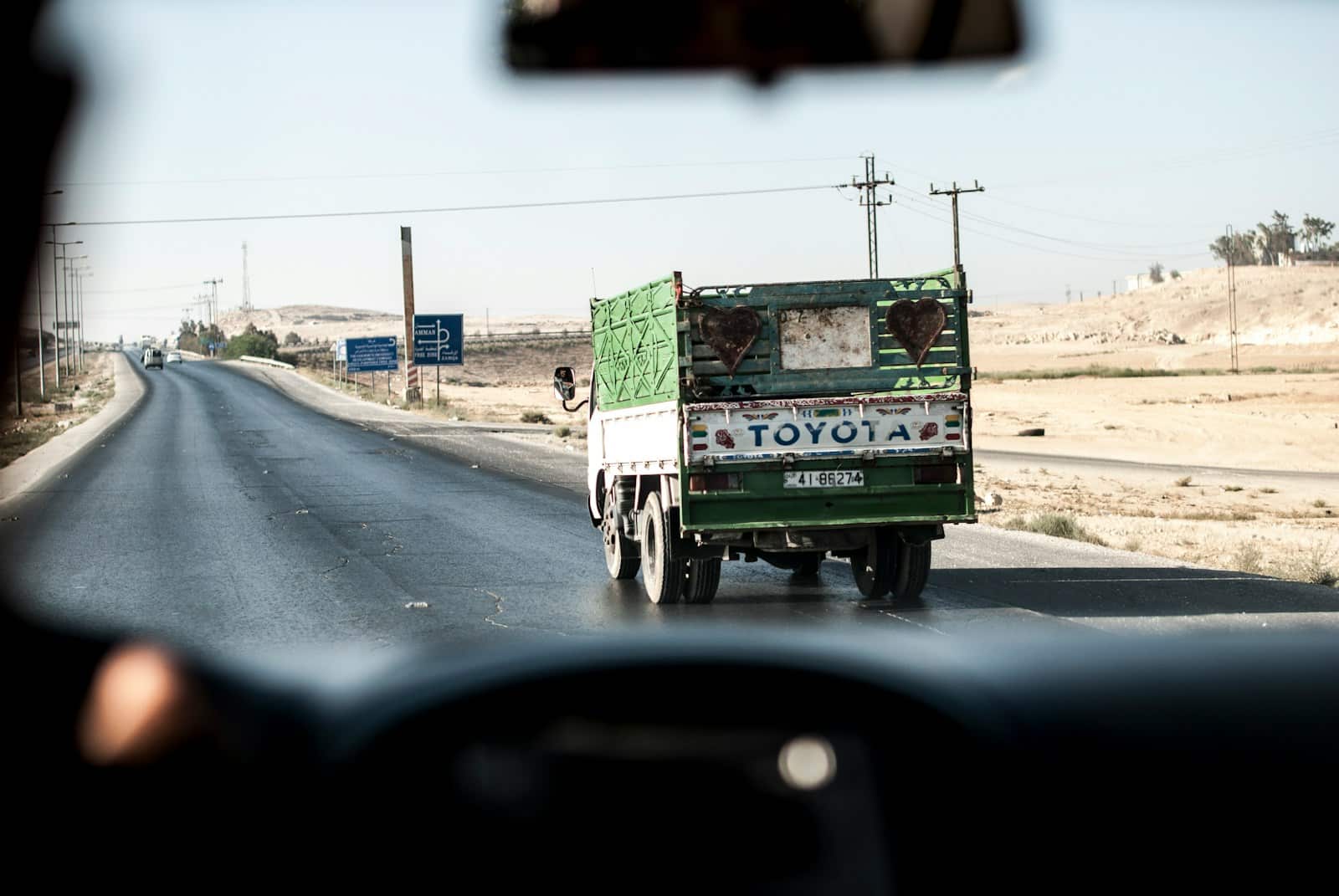 Chaos syrien : un conflit relancé aux portes du Liban green and white Toyota truck under clear sky during daytime