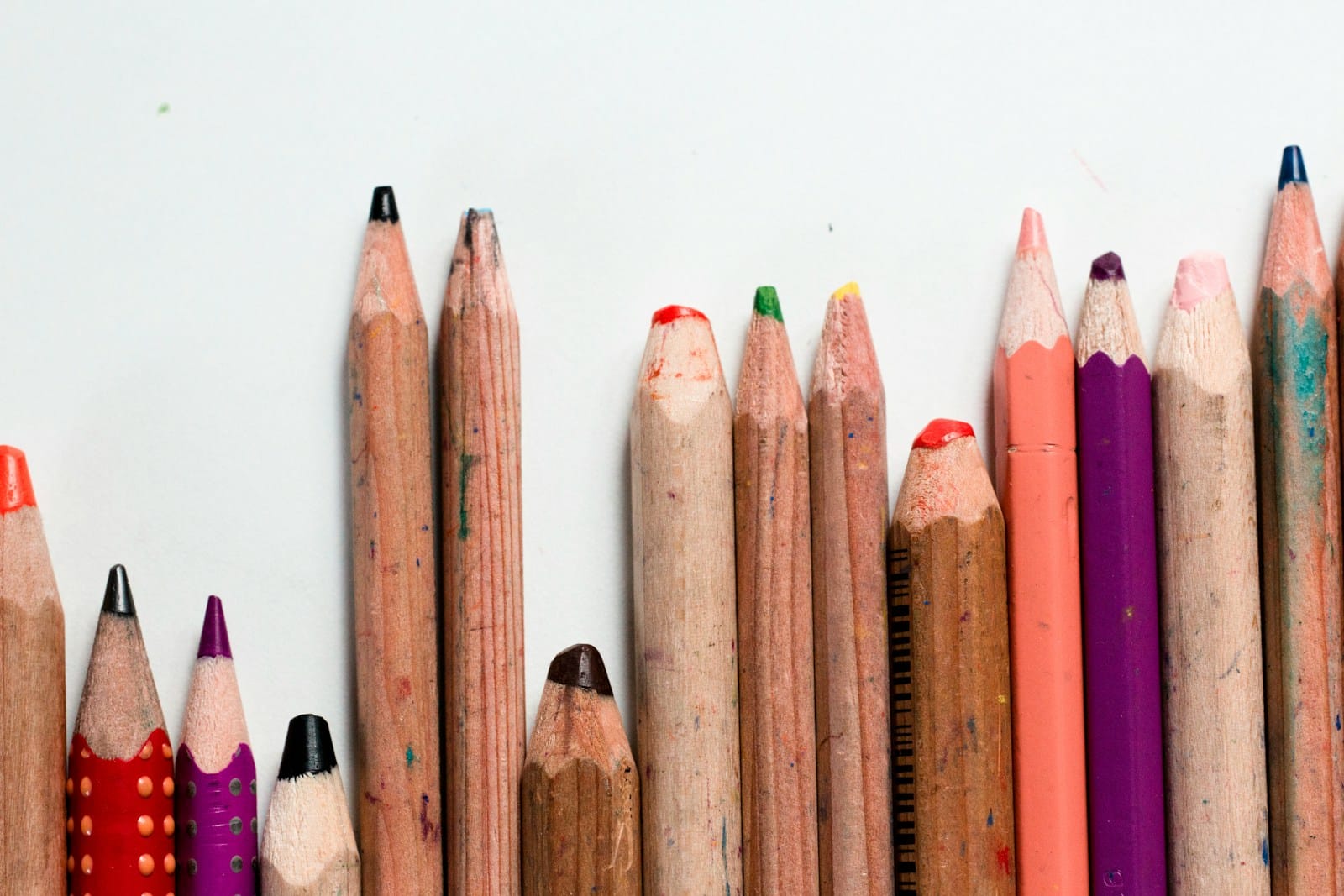 Événements culturels au Liban en février 2025 close-up photo of color pencil
