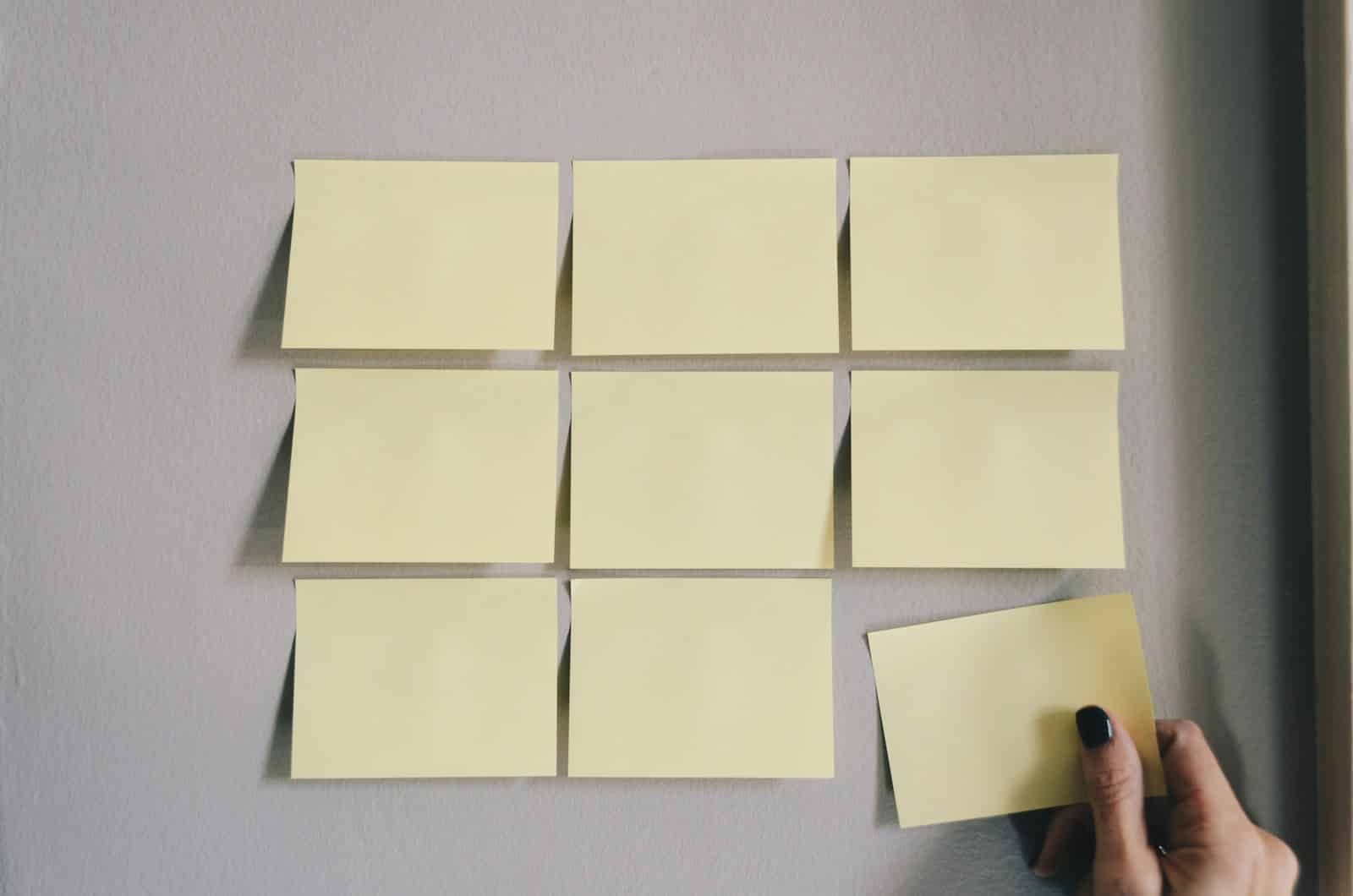 Baisse drastique des chèques compensés au Liban six white sticky notes