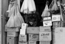 Revue de presse du 13/03/25: Israël accélère sa stratégie de normalisation avec le Liban pile of cardboard box