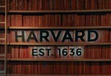 La montée des organisations juives en croisade contre la vague pro-palestinienne sur les campus US red and white wooden wall