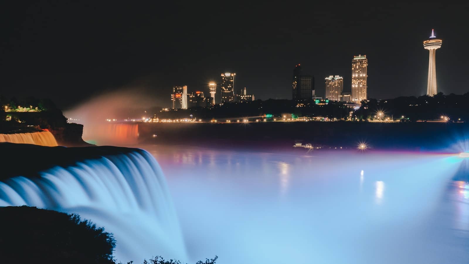 Quand les délires de la politique étrangère de Trump mènent au boycott des produits américains water fountain near city buildings during night time
