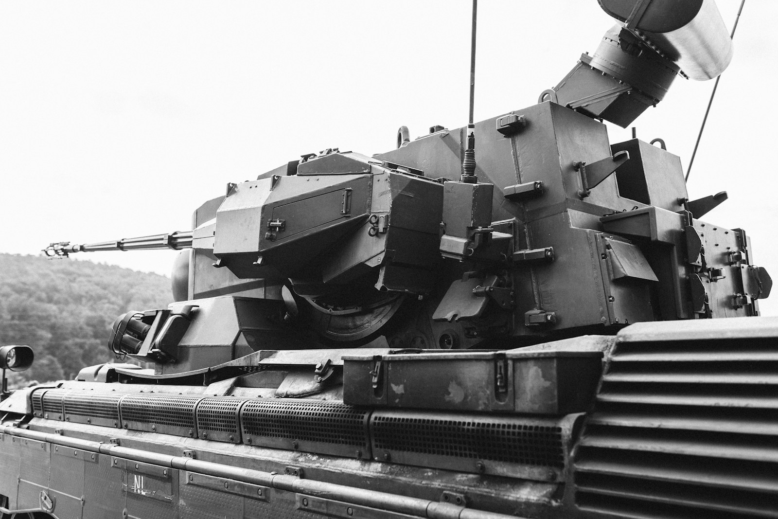 Russie : Poutine muscle son armée face à un monde en ébullition grayscale photo of battle tank