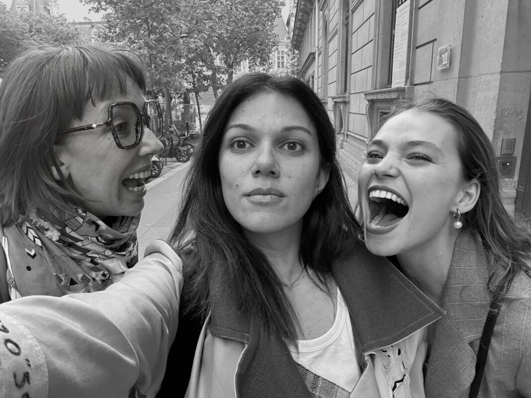 CONTRACTIONS, UNE PIÈCE SUR LE POUVOIR DE L’ENTREPRISE DANS LA VIE DE SES SALARIÉS