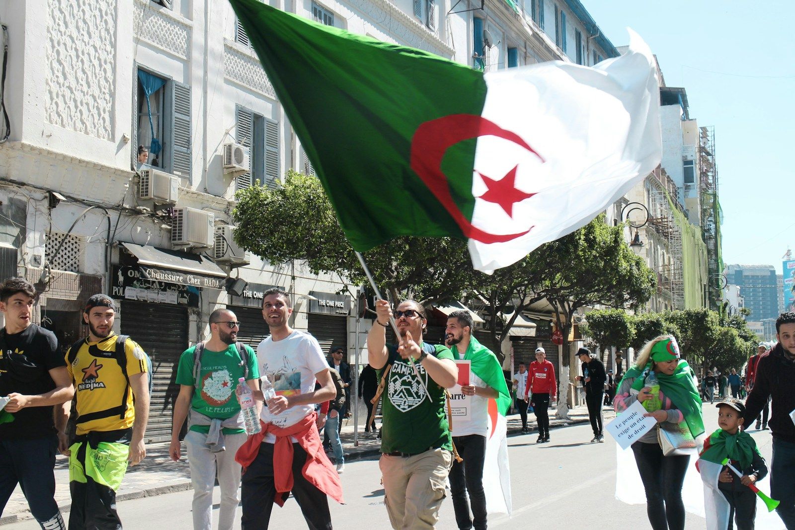 Algérie : la Chine, un allié économique qui change la donne man waving flag