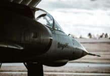 L’Autonomie Stratégique Européenne et le Rapatriement des Achats Militaires : Impacts Économiques, Industriels et Géopolitiques a fighter jet sitting on top of an airport tarmac