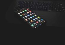 Alerte à la cybersécurité : le gouvernement libanais met en garde contre des applications suspectes black iphone 5 on black computer keyboard