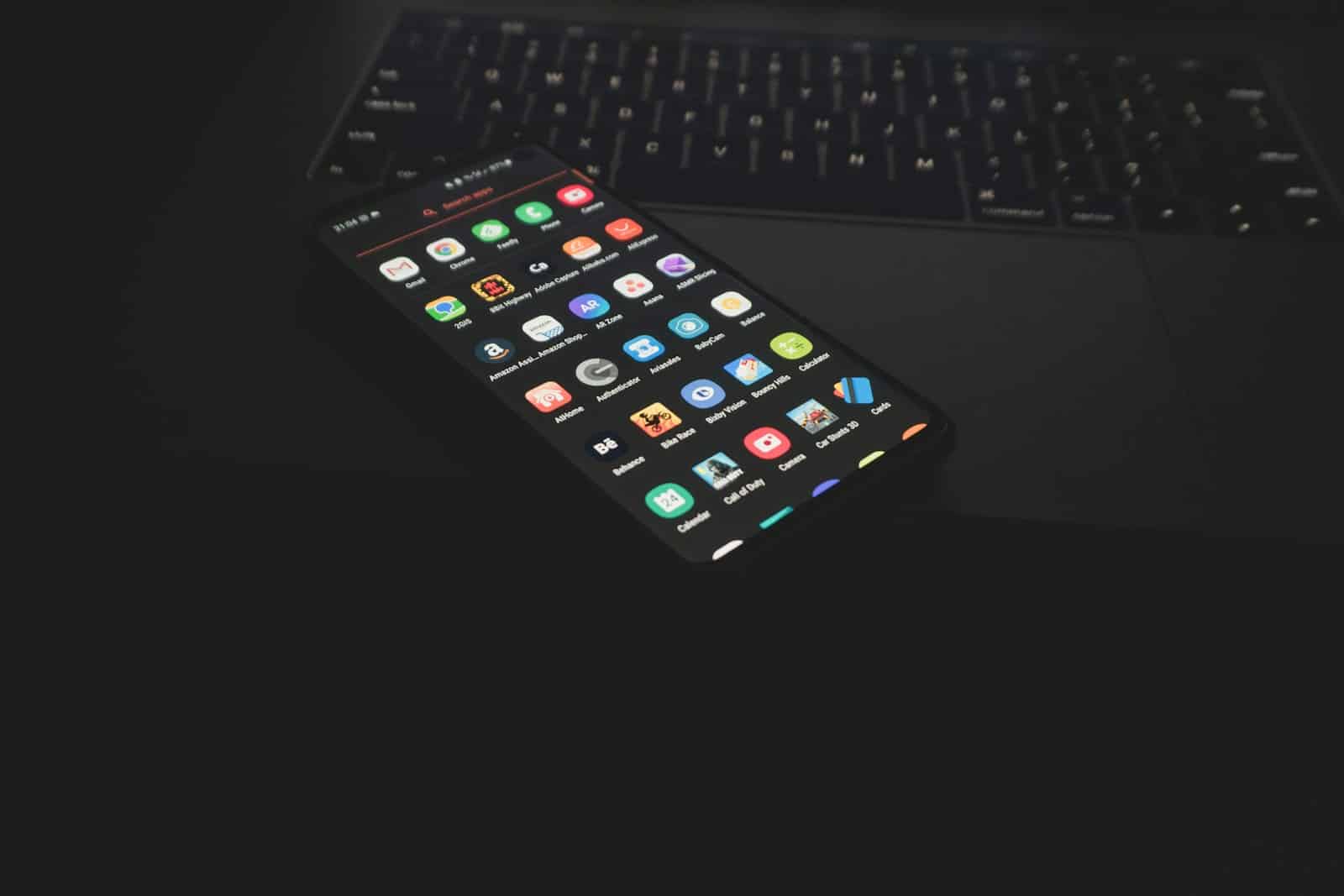 Alerte à la cybersécurité : le gouvernement libanais met en garde contre des applications suspectes black iphone 5 on black computer keyboard