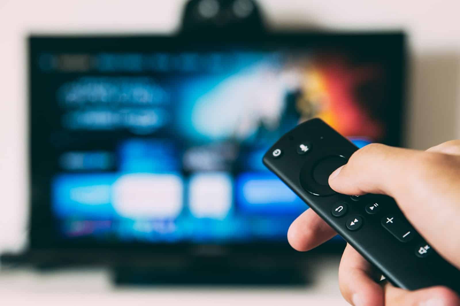 La montée en puissance des plateformes de streaming dans le monde arabe : une révolution à double tranchant turned-on flat screen television