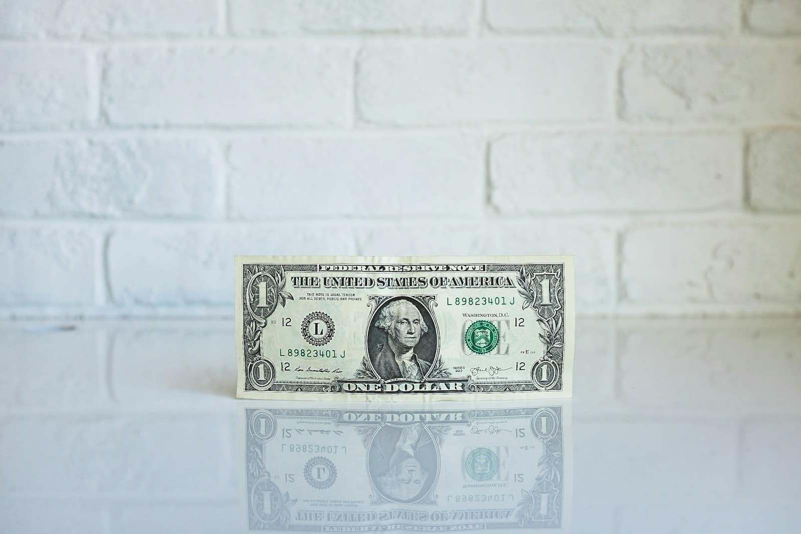 Hausse du salaire minimum au Liban : un remède au pouvoir d’achat ou une bombe inflationniste ? 1 U.S. dollar banknote on white surface