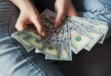 La dollarisation atteint 99,1 % des dépôts privés et 97,7 % des prêts privés au Liban en 2024 fan of 100 U.S. dollar banknotes