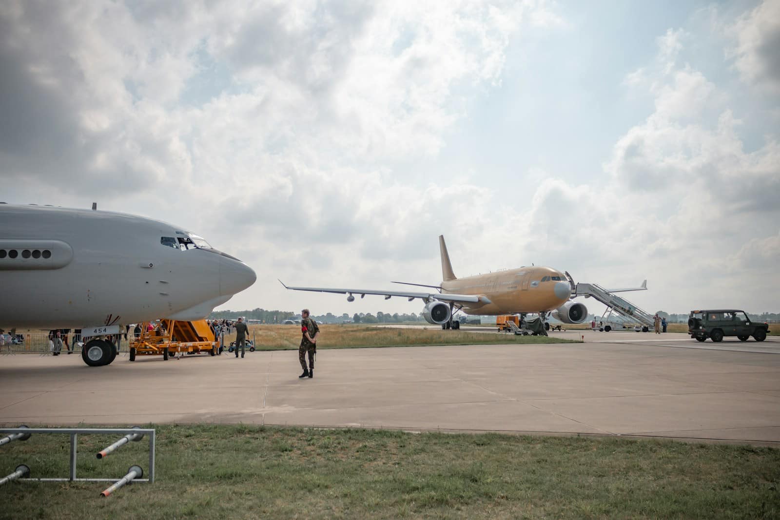 L’Europe face au désengagement américain : faut-il une défense indépendante ? man near airplane