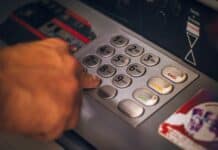 Secteur bancaire en crise : vers un « Bail-in » au Liban ? person holding white and red card
