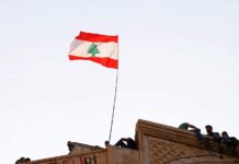 La crise de confiance envers les banques entraine une diminution des transferts de la diaspora libanaise flag of us a on top of building