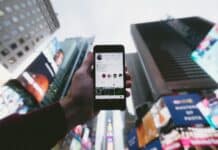 Réseaux sociaux : la nouvelle voix de l’opinion publique libanaise high angle photo of person holding turned on smartphone with tall buildings background