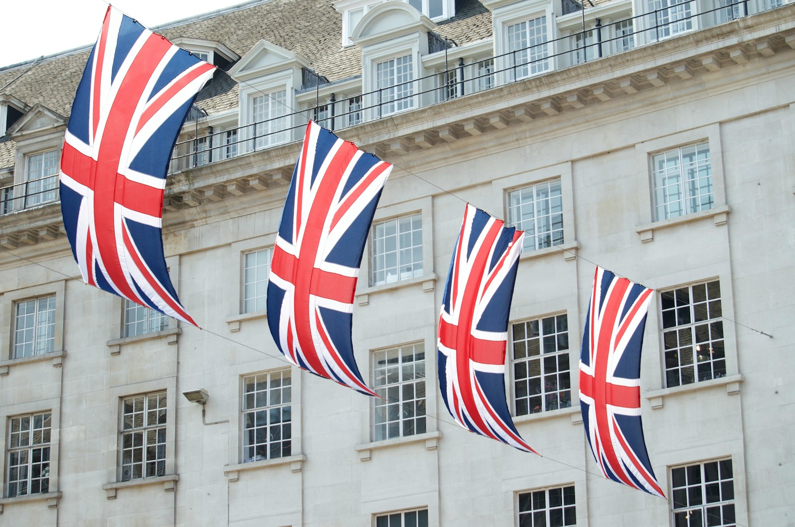 Le Royaume-Uni réaffirme son soutien à la stabilité du Liban United Kingdom flags hanged near building