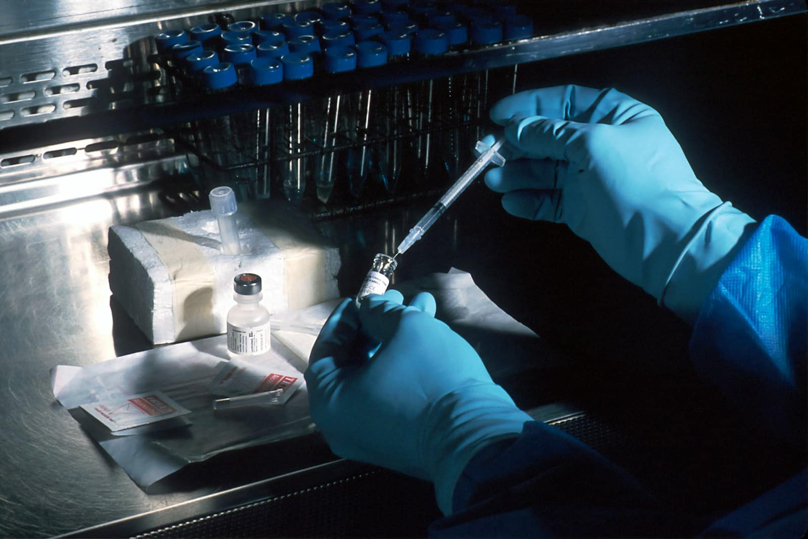 Liban : une explosion des maladies infectieuses menace une population déjà fragilisée person holding silver and black hand tool