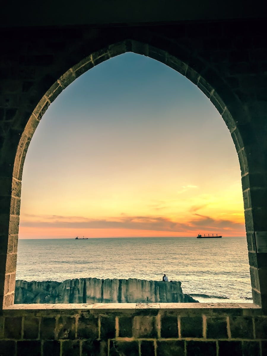 Revue de presse du 07/04/25: un Liban sous pression ce weekend a view of the ocean from a window