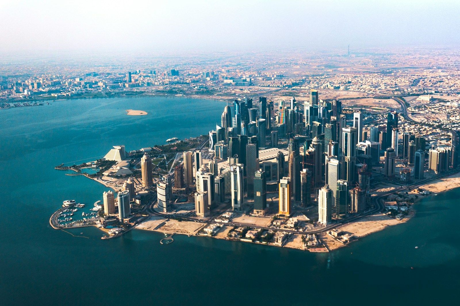 Entre Doha et Naqoura : diplomatie du soutien et géopolitique de l’équilibre au Liban aerial photography of concrete buildings