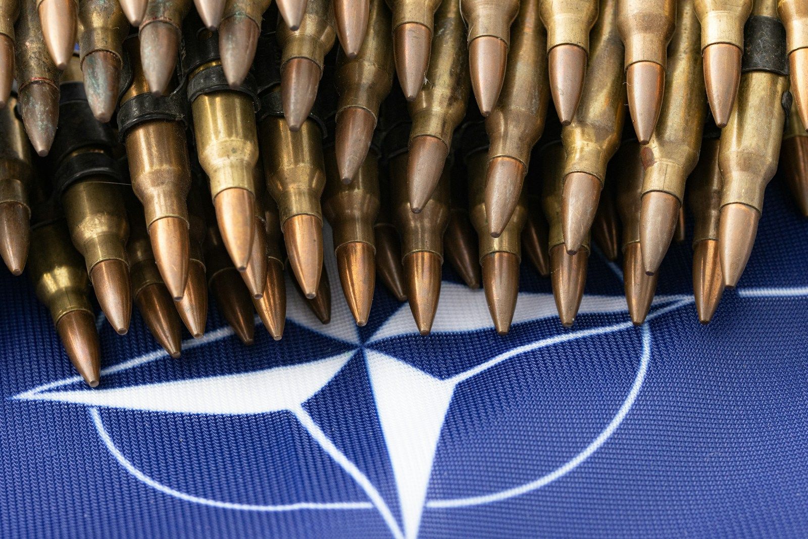 Marco Rubio défend l’engagement de Trump envers l’OTAN a bunch of bullet like objects on a blue background