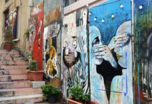 Le salaire réel dans le secteur privé libanais reste inférieur de 40 % à son niveau de 2018 woman in black and white stripe shirt and blue denim jeans graffiti