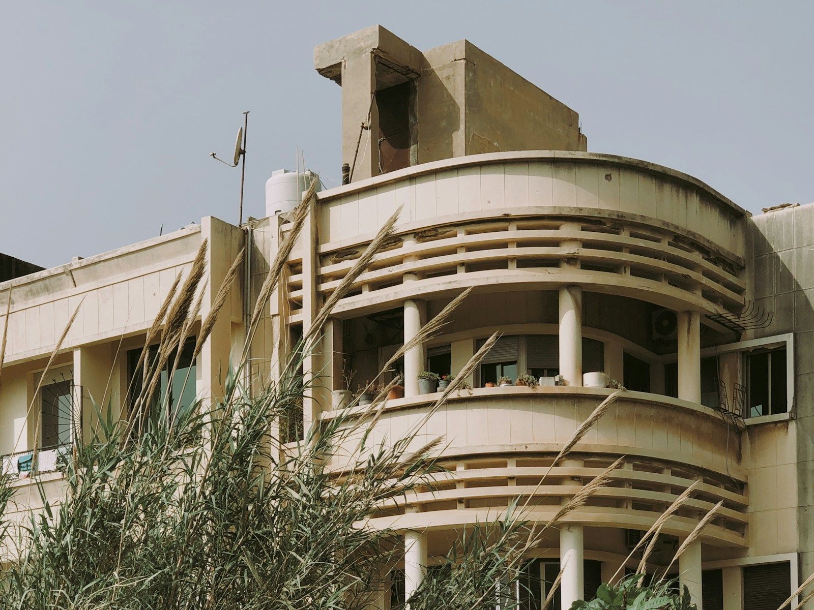 Immobilier libanais : entre survie économique et piège spéculatif beige concrete building during daytime