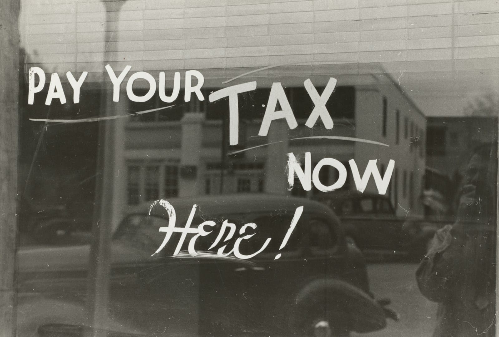 Comment le Liban peut refonder sa fiscalité a sign that says pay your tax now here